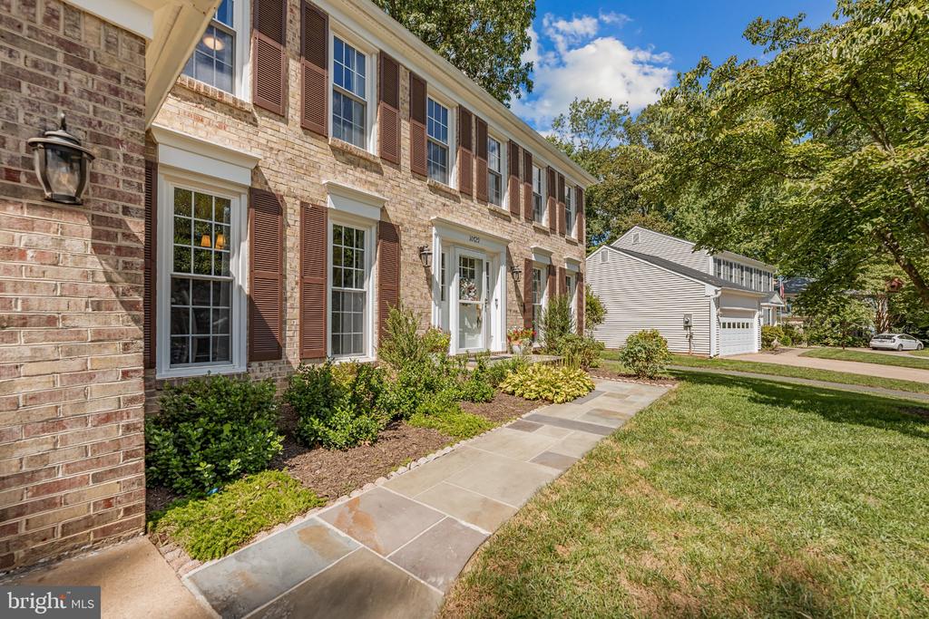10729 SHINGLE OAK COURT