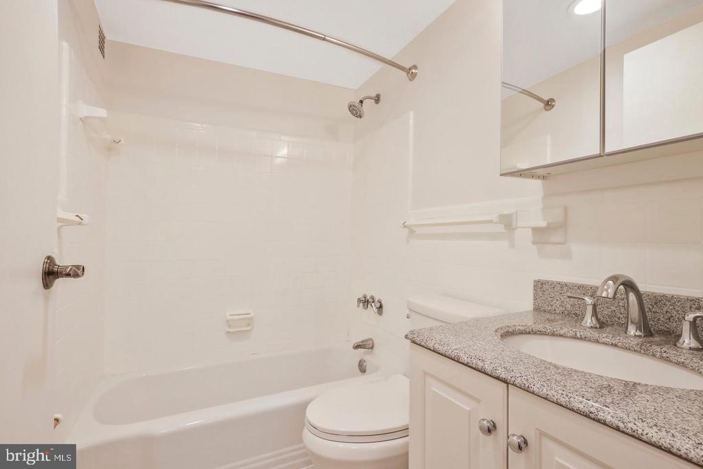 6631 WAKEFIELD DRIVE Unit: 211