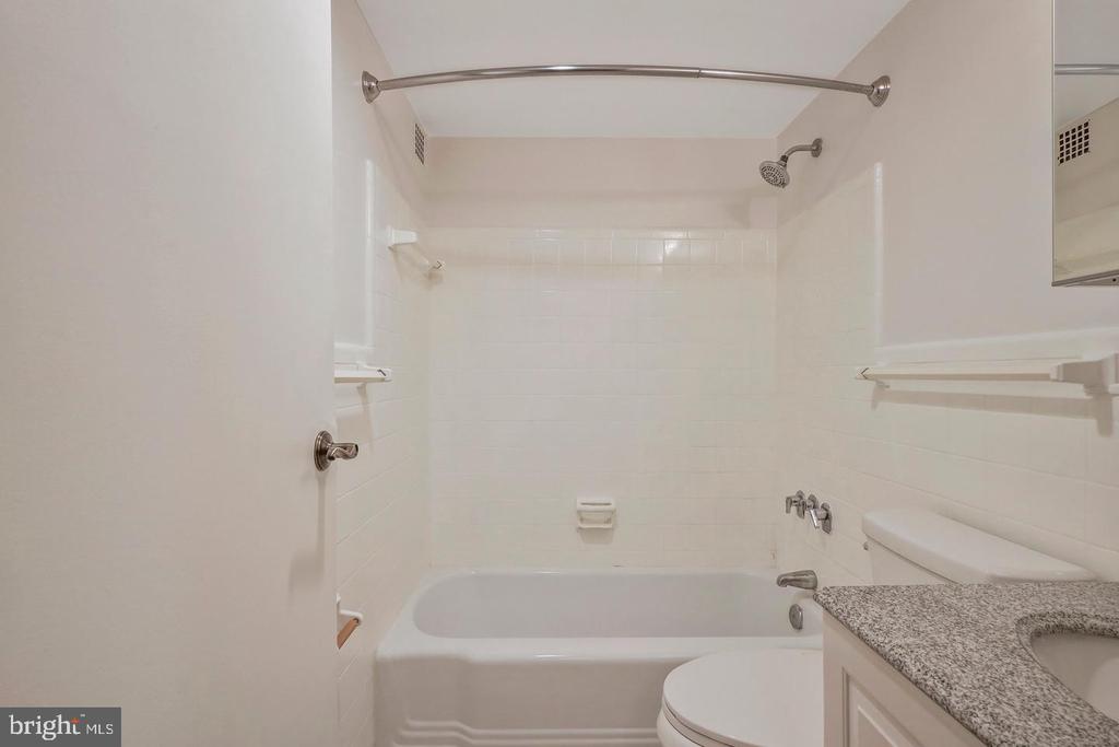 6631 WAKEFIELD DRIVE Unit: 211