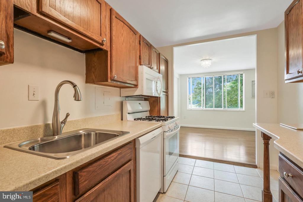 6631 WAKEFIELD DRIVE Unit: 211