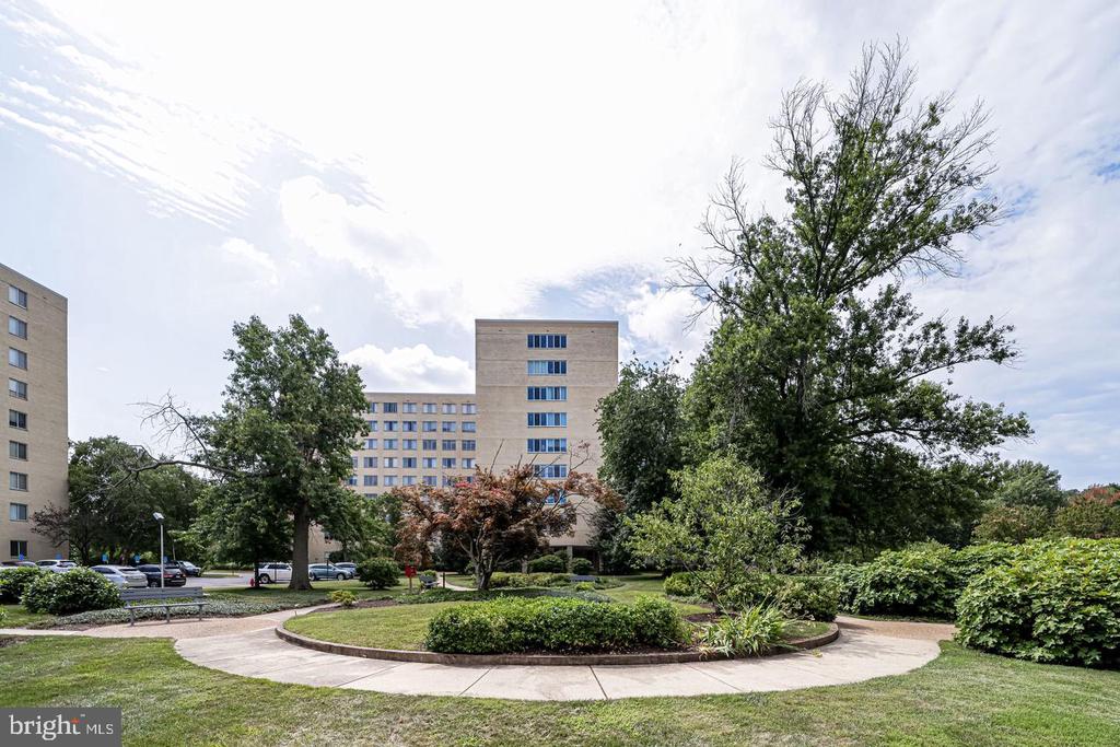 6631 WAKEFIELD DRIVE Unit: 211