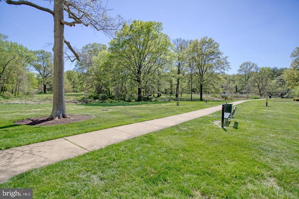 6631 WAKEFIELD DRIVE Unit: 211