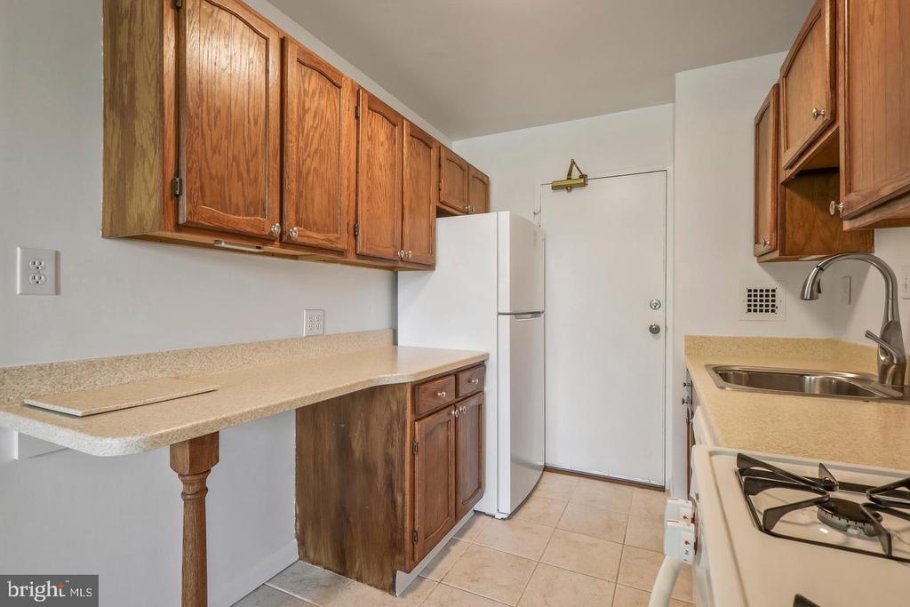 6631 WAKEFIELD DRIVE Unit: 211