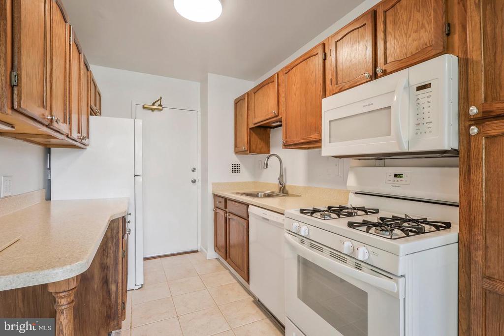 6631 WAKEFIELD DRIVE Unit: 211