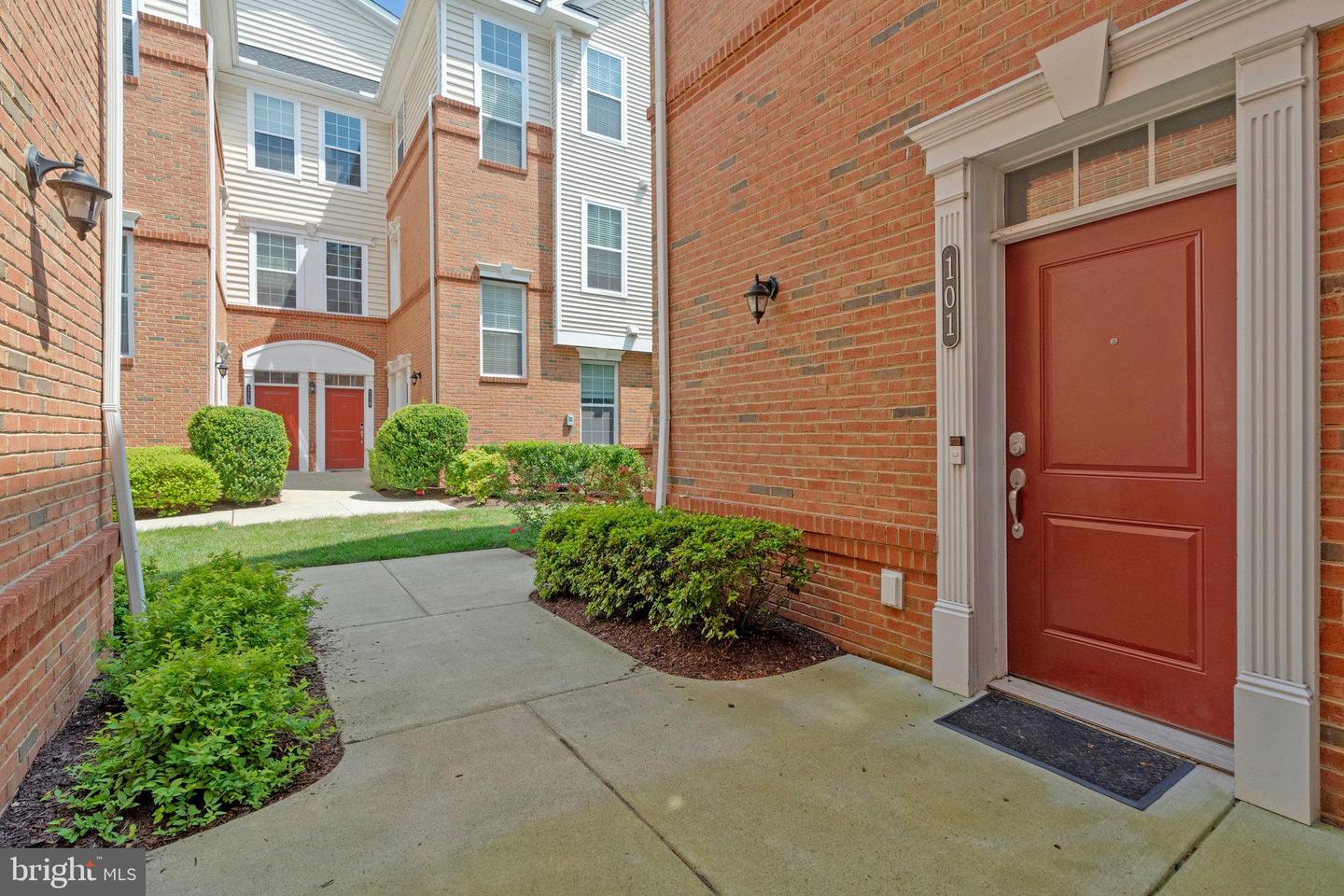 23286 SOUTHDOWN MANOR TER #101