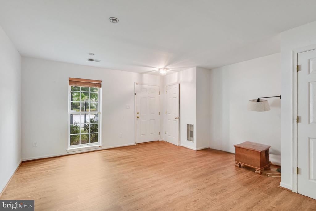 8856 Stable Forest Pl