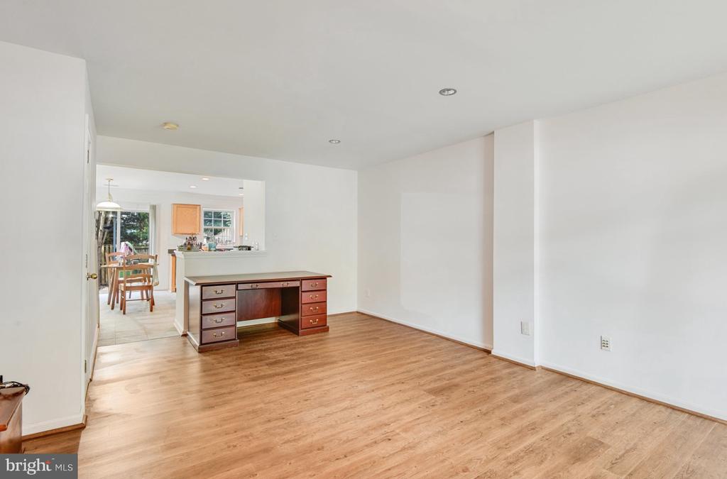 8856 Stable Forest Pl