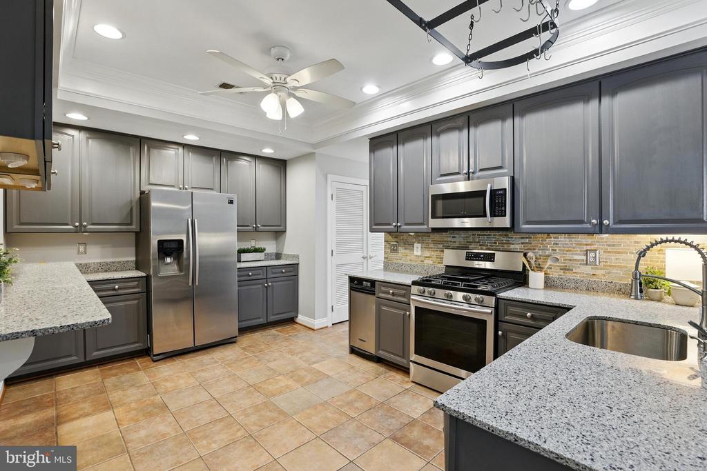 795 Monument Sq