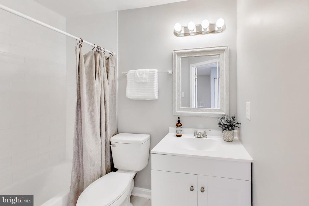 2557 KINGSWOOD COURT