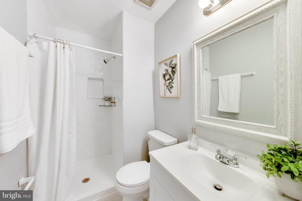 2557 KINGSWOOD COURT