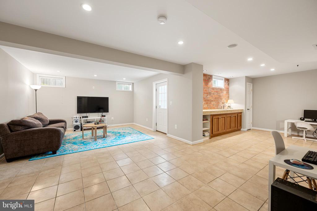 7224 WINNIPEG COURT