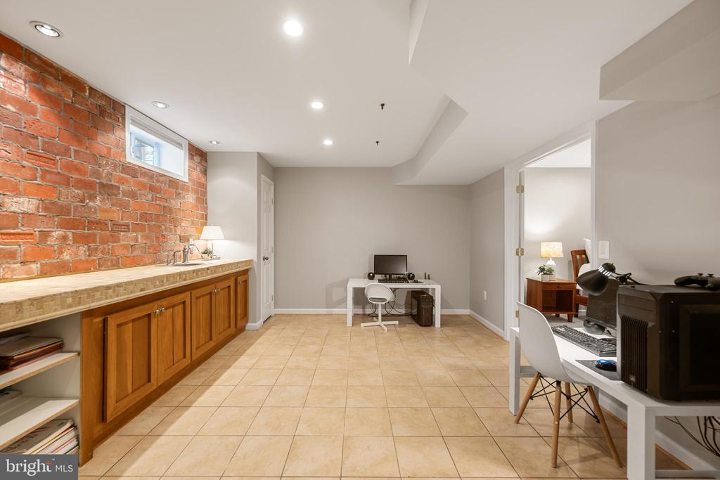 7224 WINNIPEG COURT