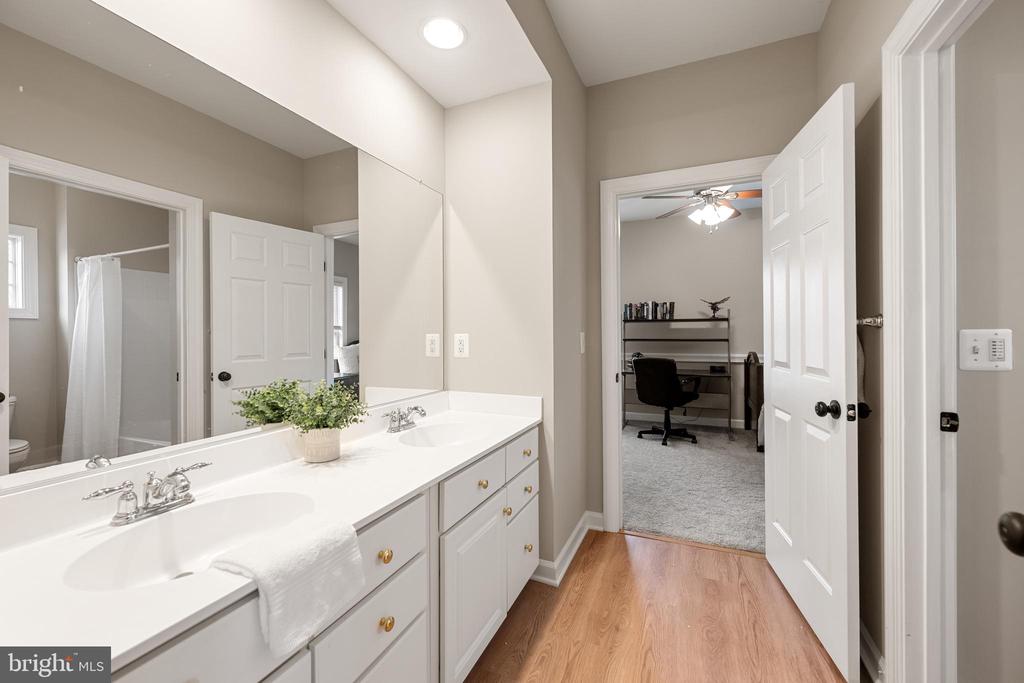 7224 WINNIPEG COURT