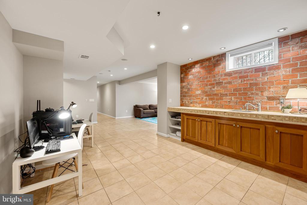 7224 WINNIPEG COURT
