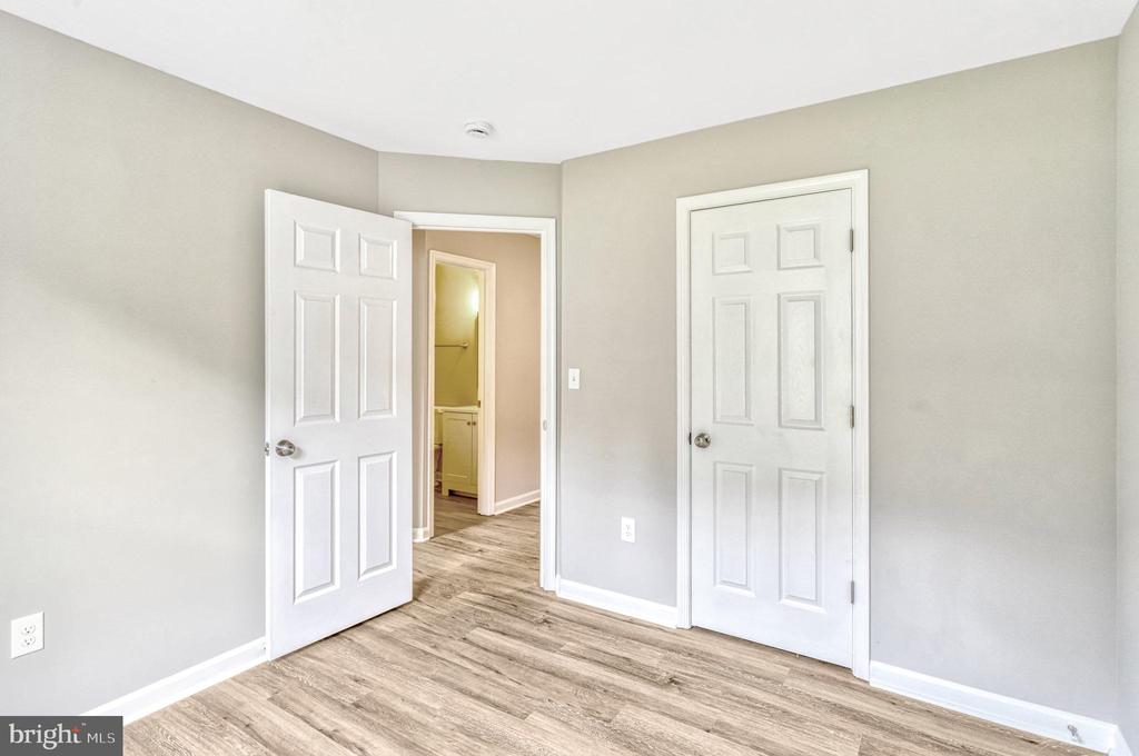 6104 Loriella Park Dr