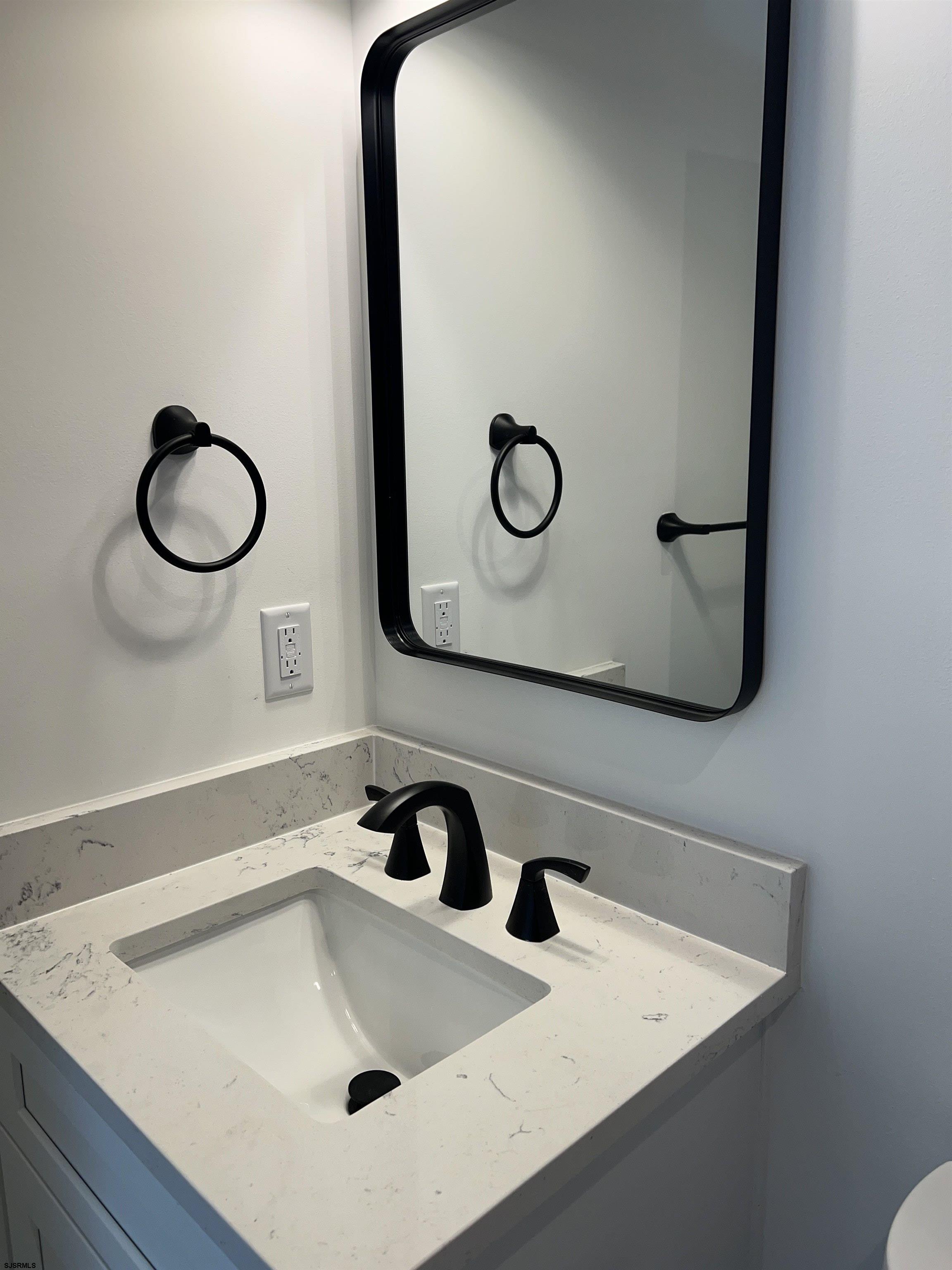 2711 West Ave Unit: 2nd Floor