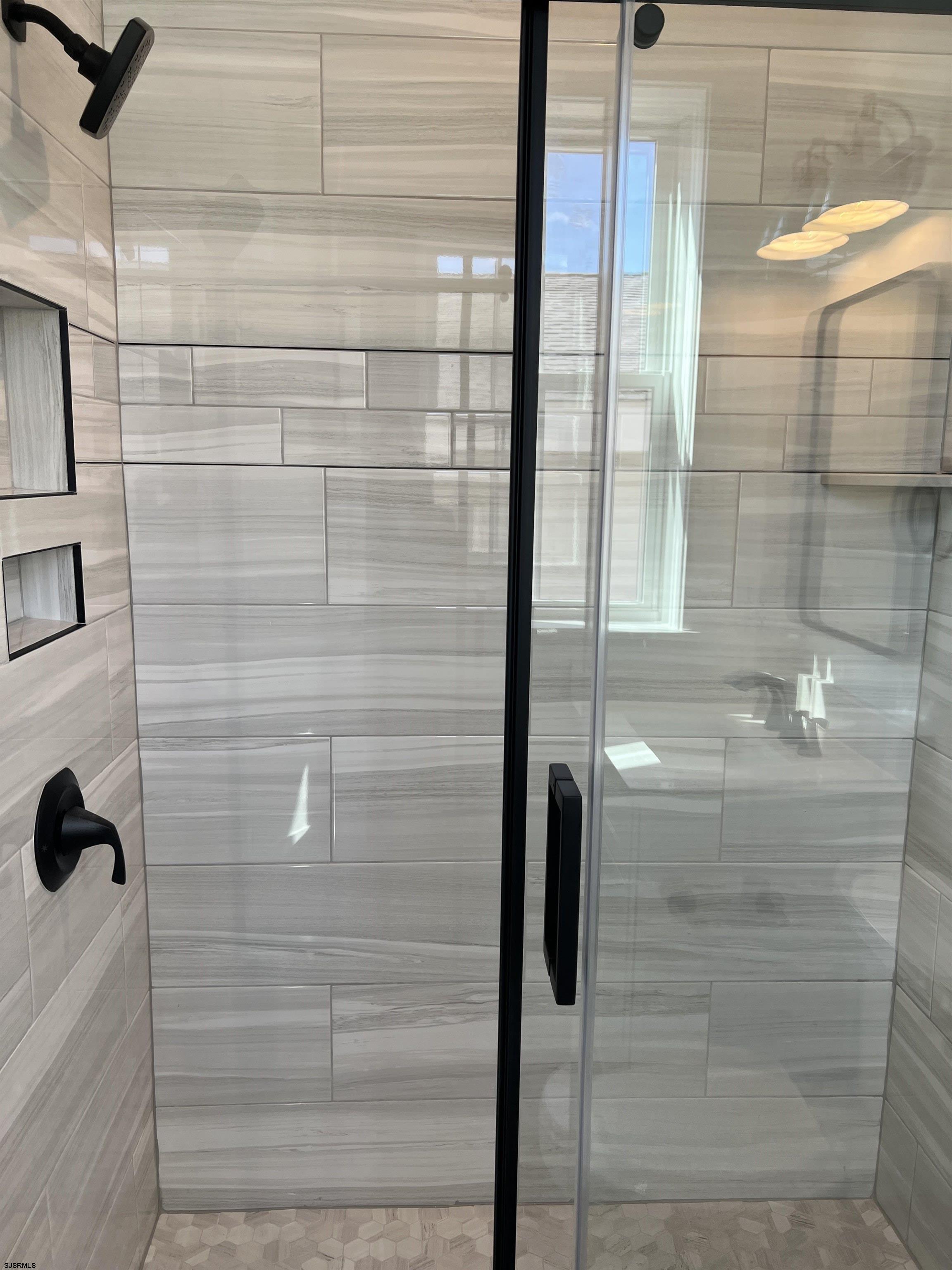 2711 West Ave Unit: 2nd Floor
