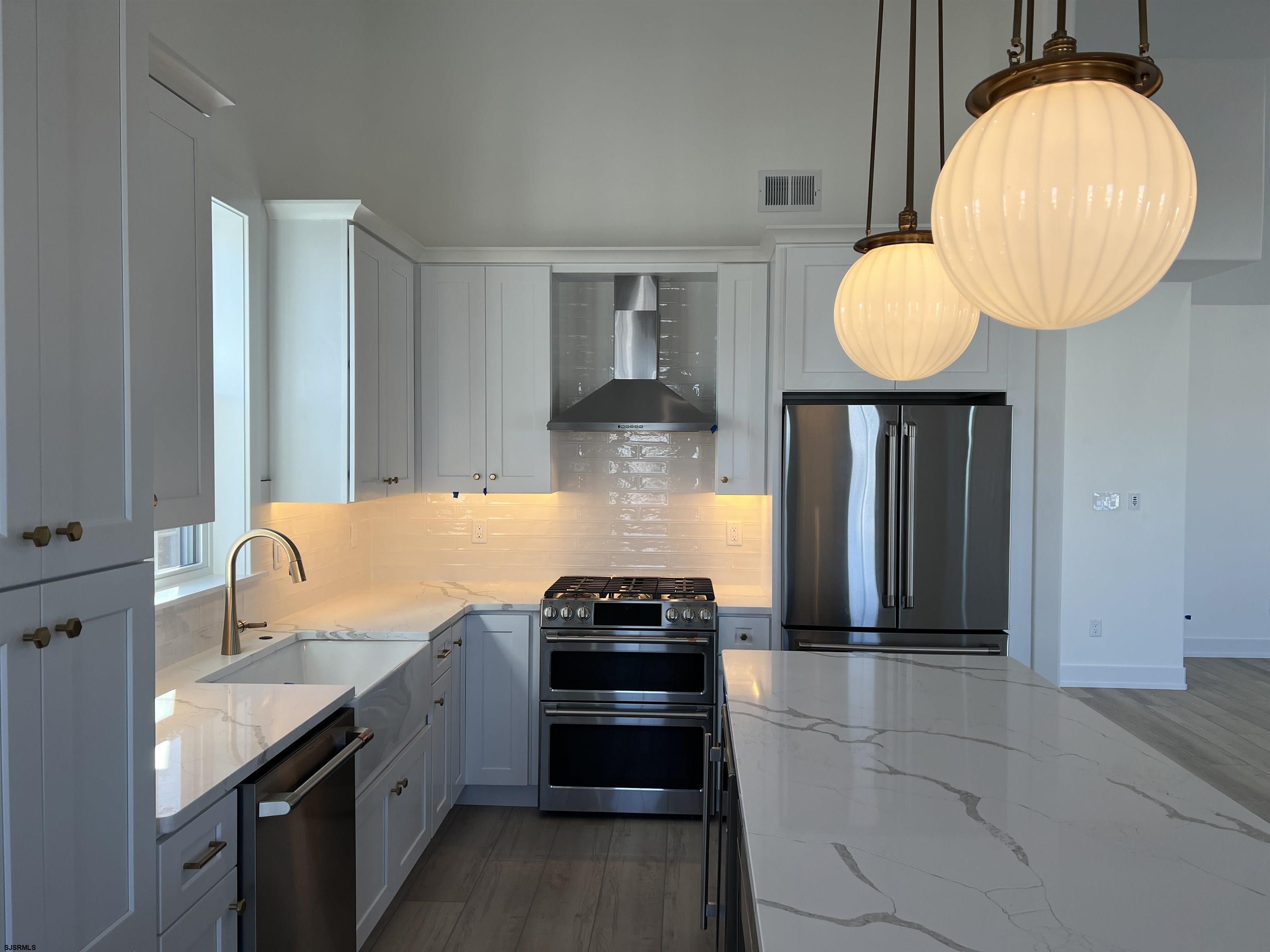 2711 West Ave Unit: 2nd Floor