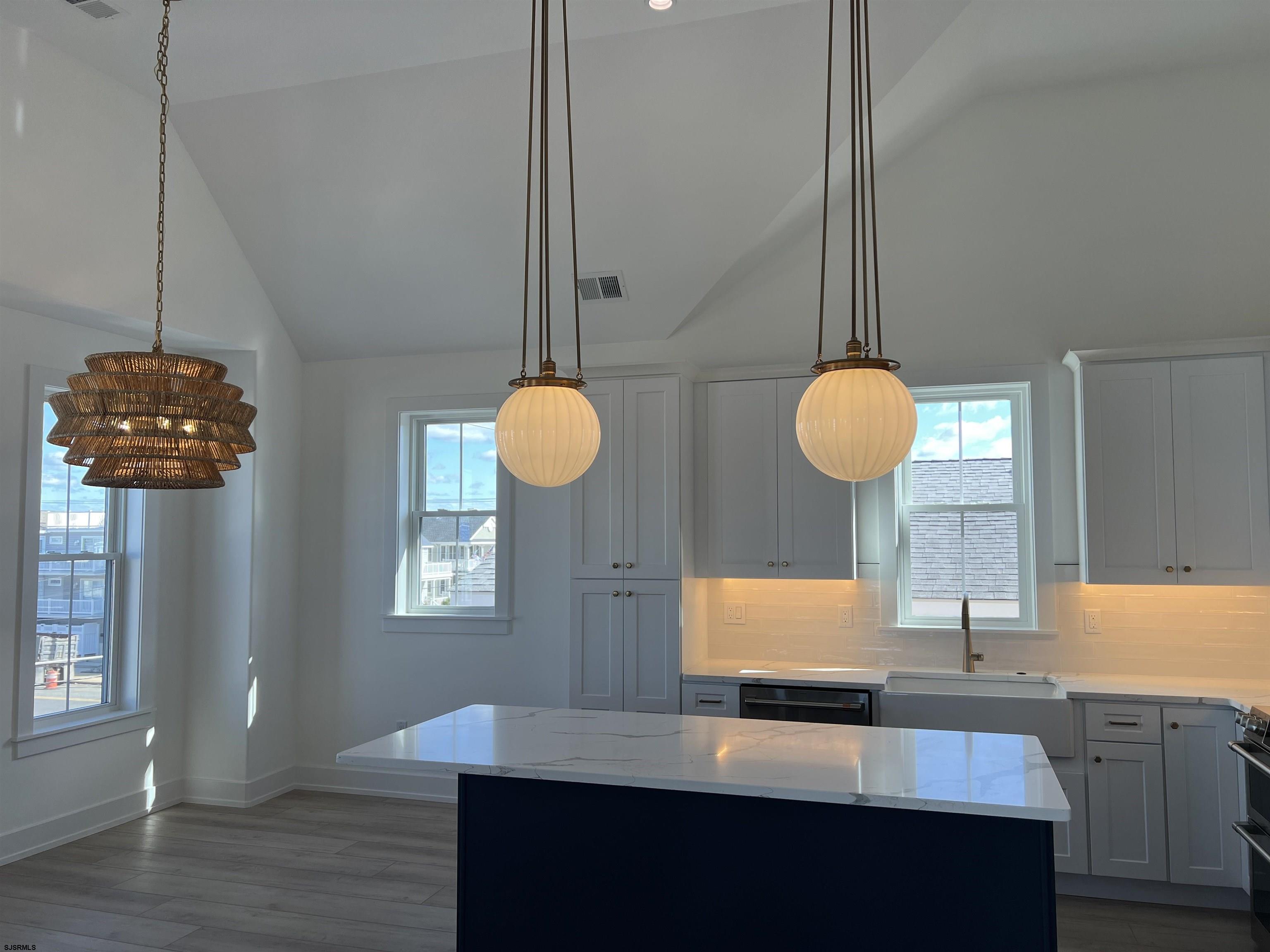 2711 West Ave Unit: 2nd Floor