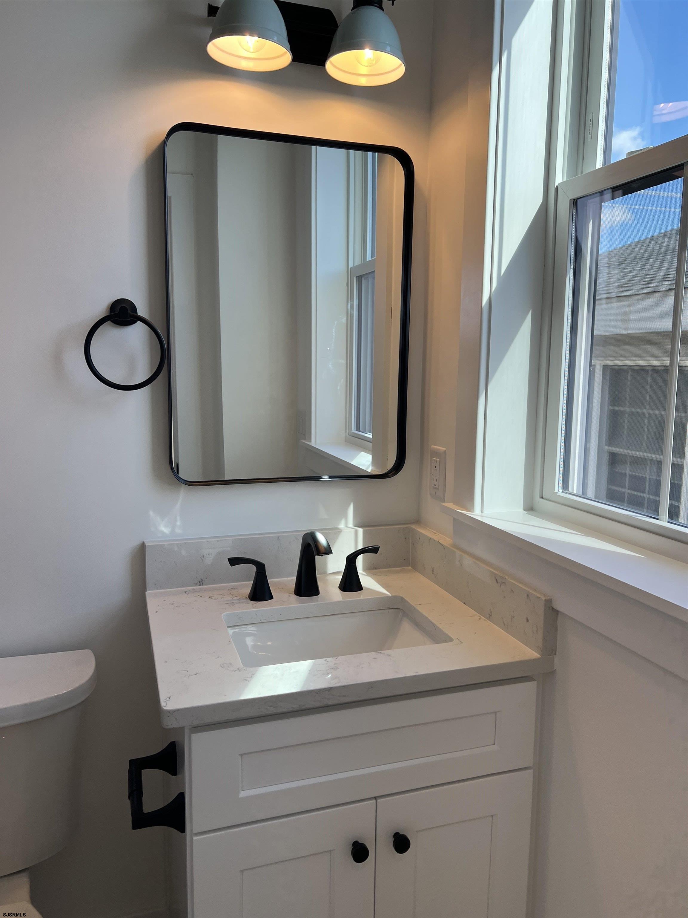 2711 West Ave Unit: 2nd Floor