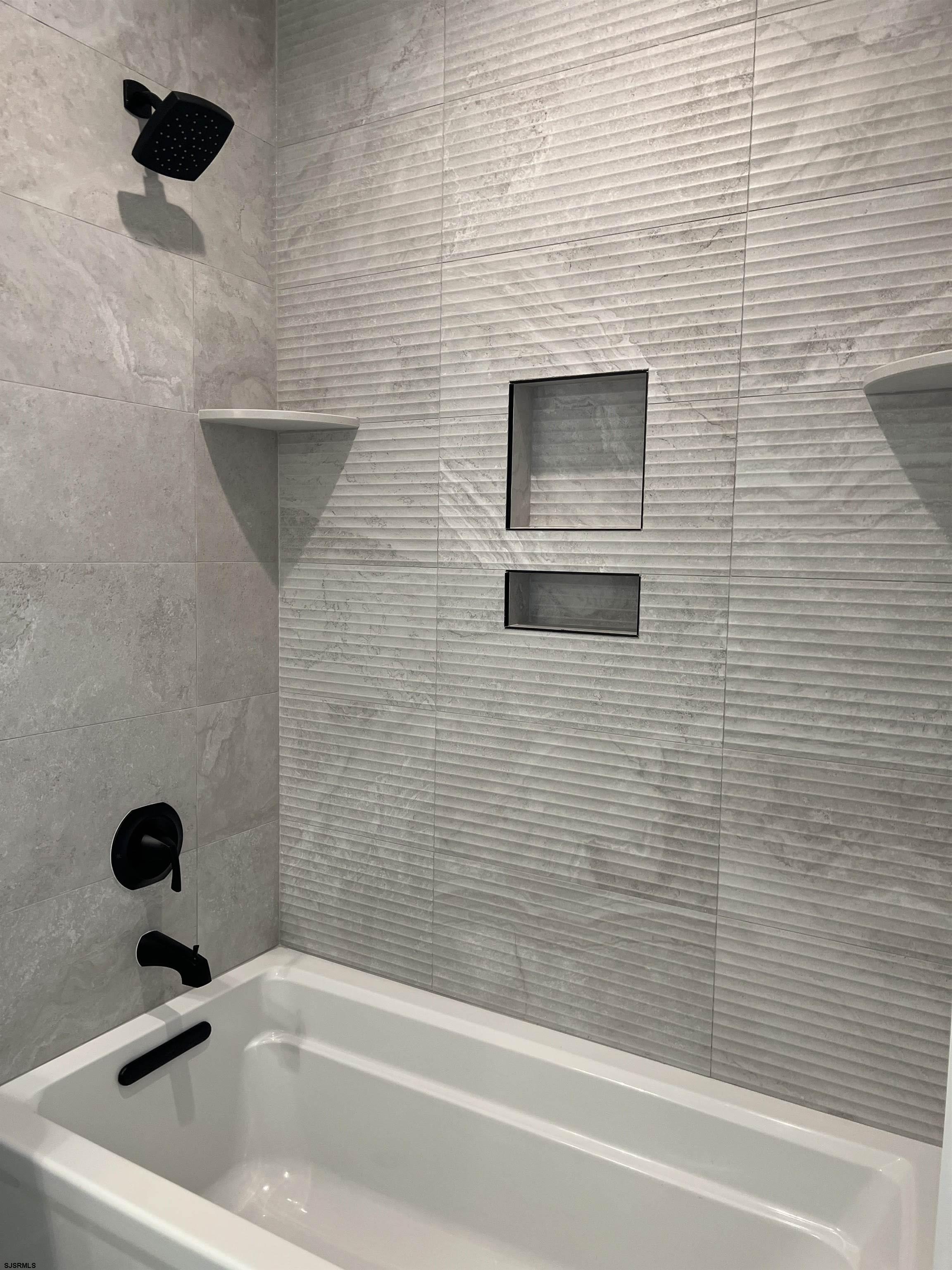 2711 West Ave Unit: 2nd Floor