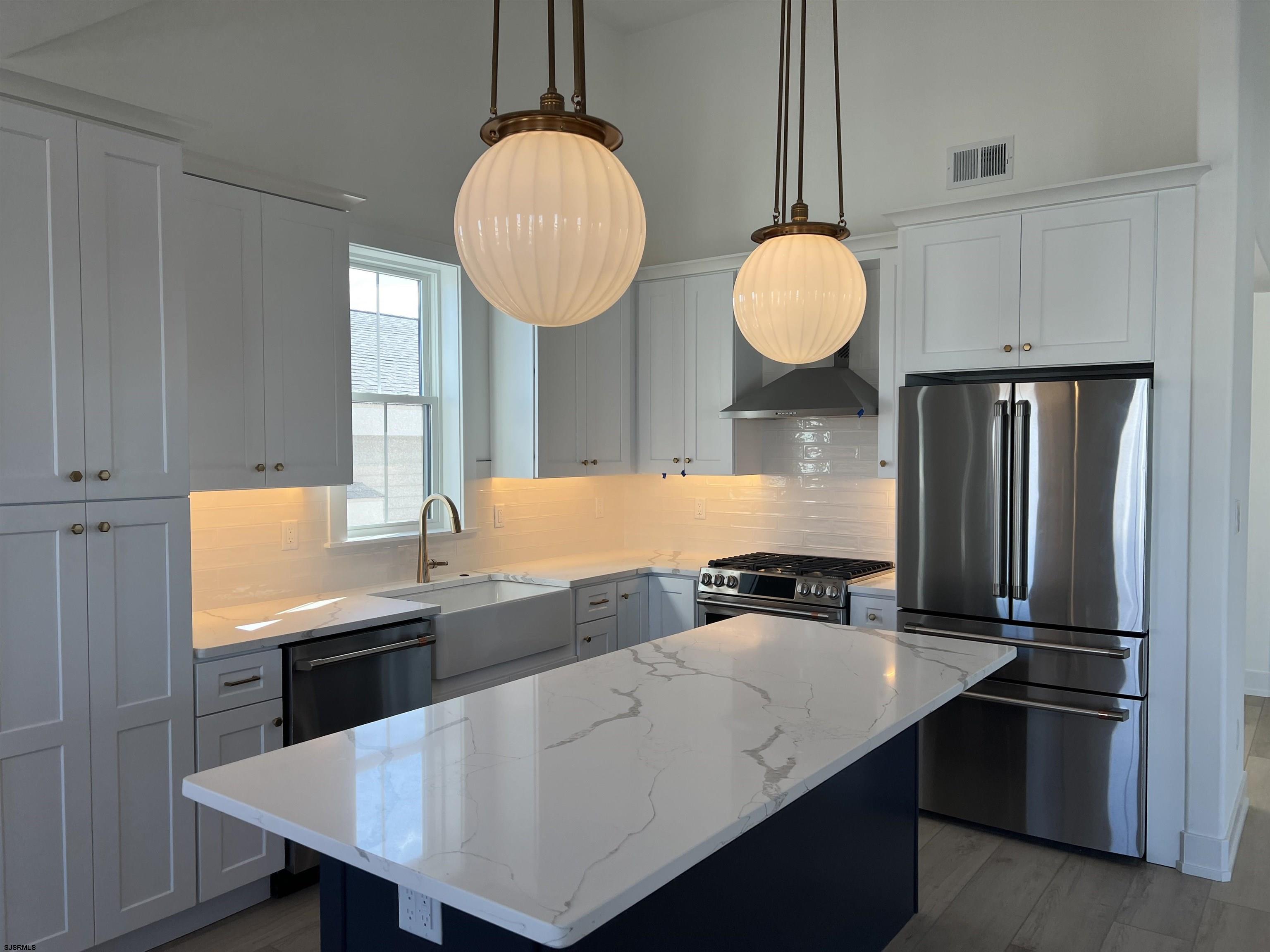 2711 West Ave Unit: 2nd Floor