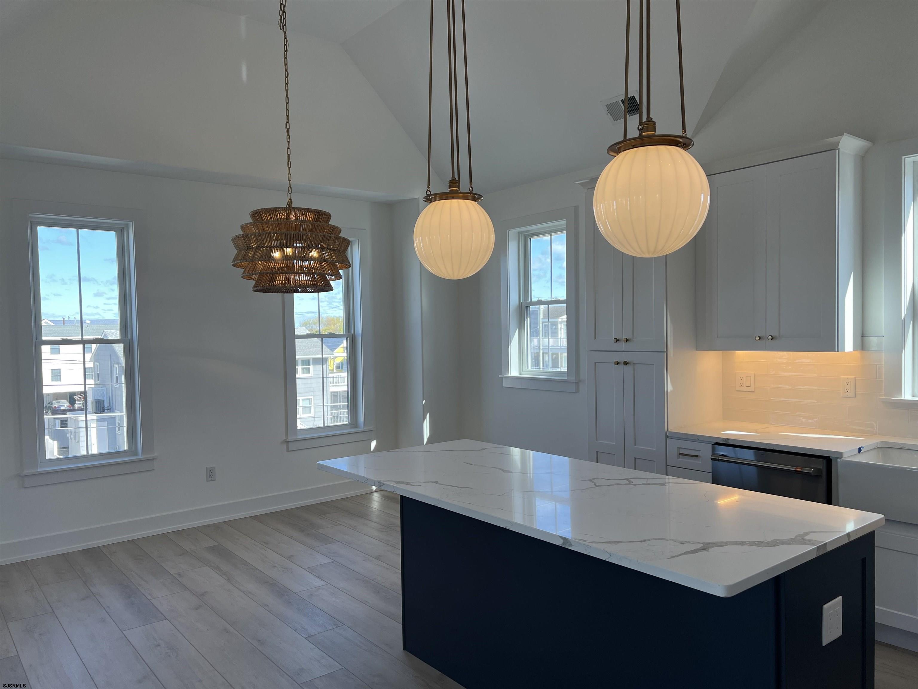 2711 West Ave Unit: 2nd Floor