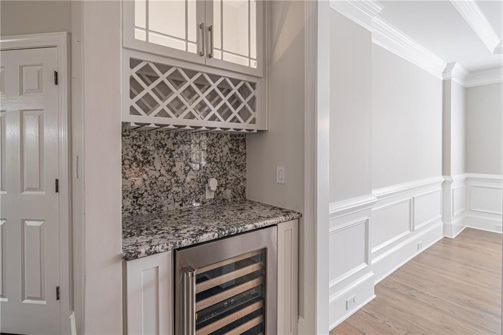 2300 Gladstone Place