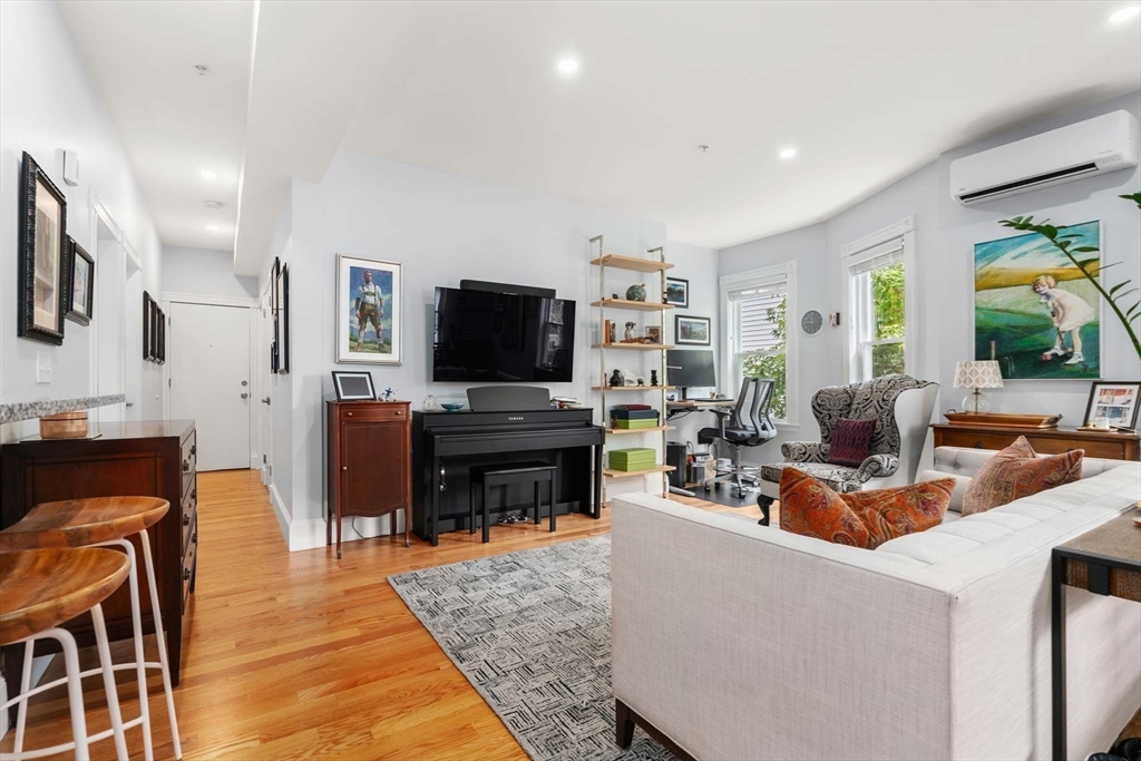 90 Easton St # 2