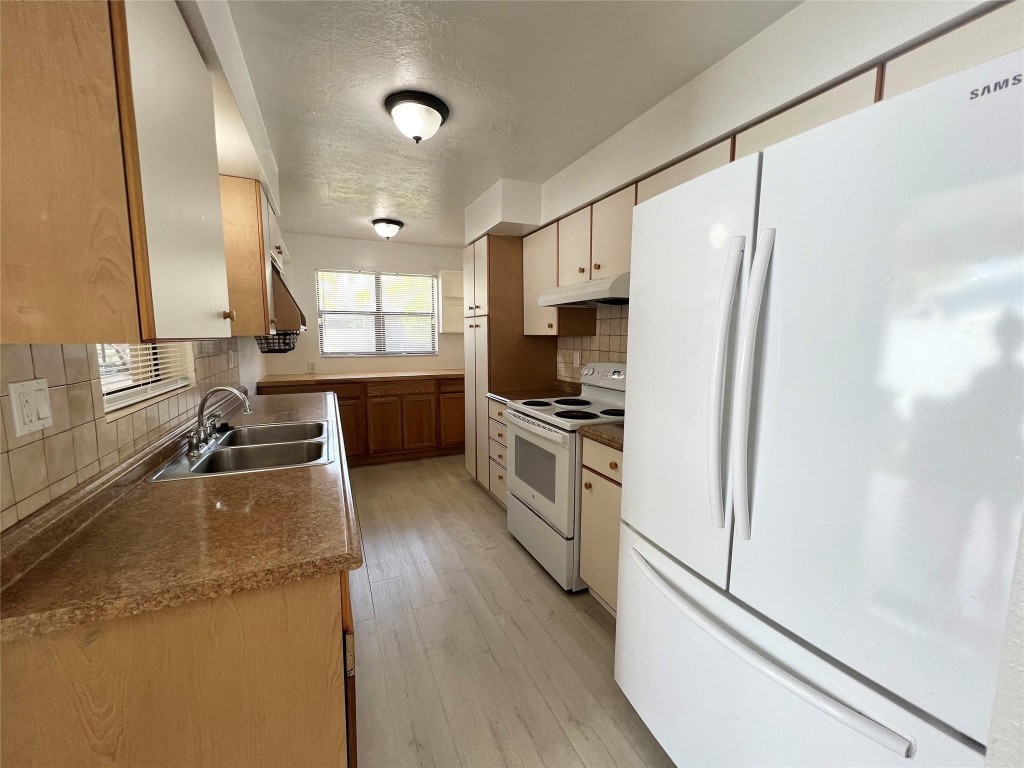 836 NE 4th Ct