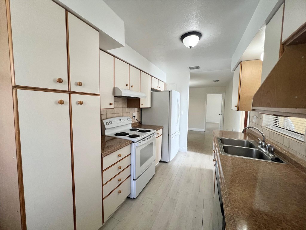 836 NE 4th Ct