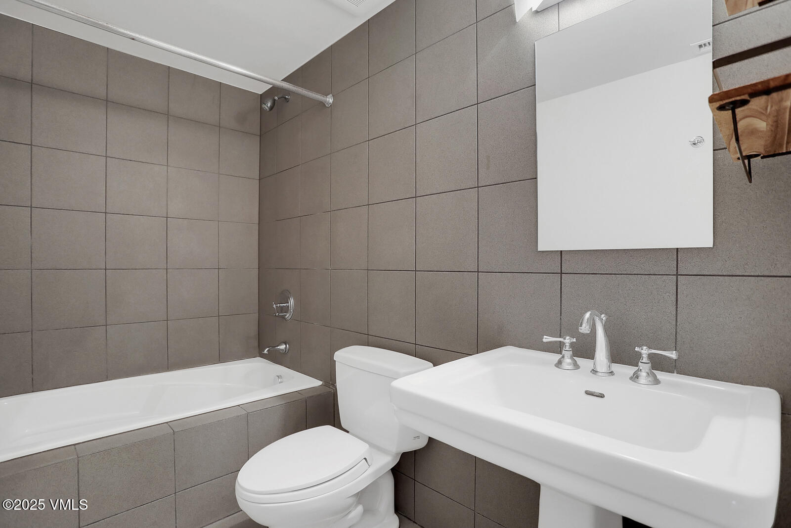 1140 Capitol Street 204