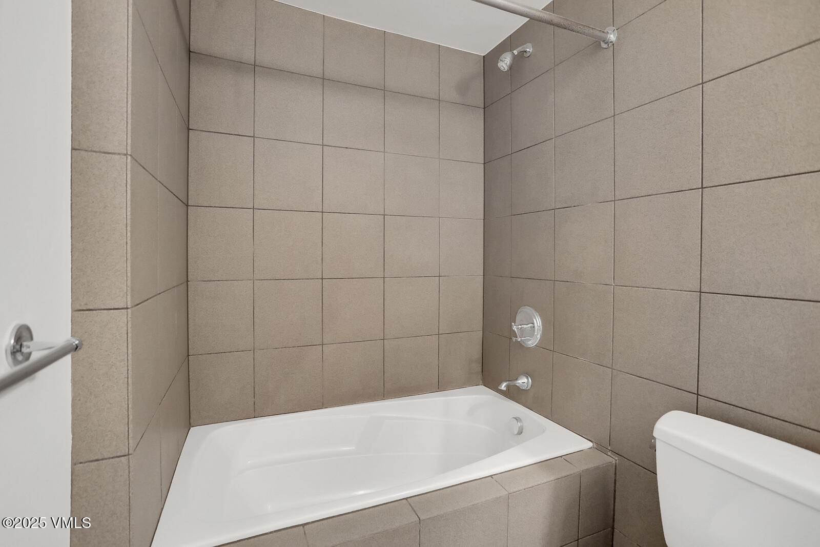 1140 Capitol Street 204