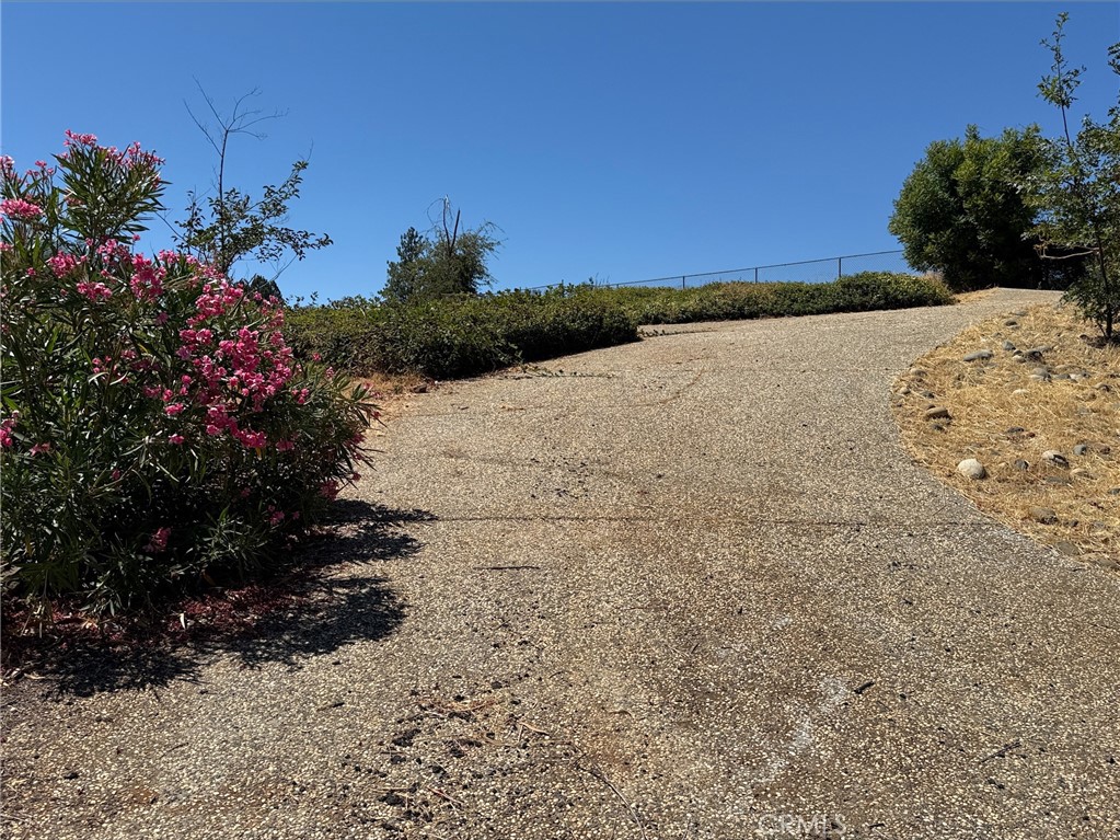 5825 Golden Oaks Road