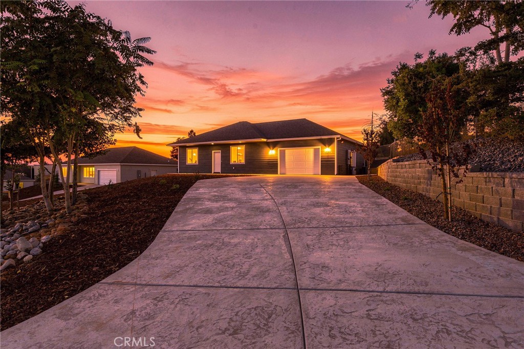 5825 Golden Oaks Road
