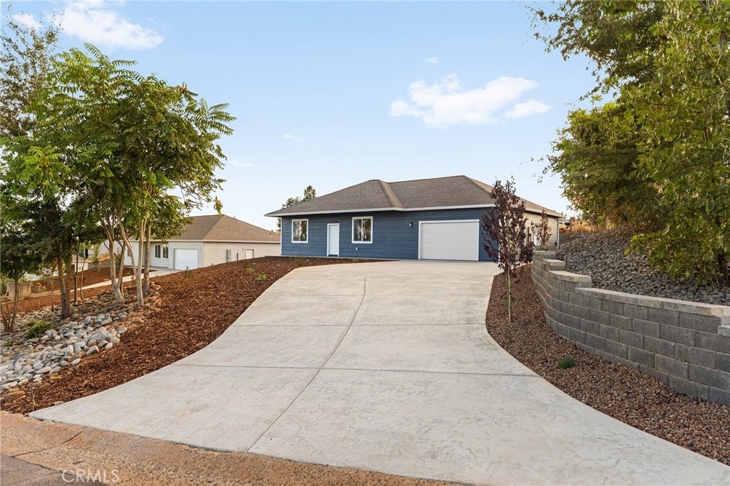 5825 Golden Oaks Road