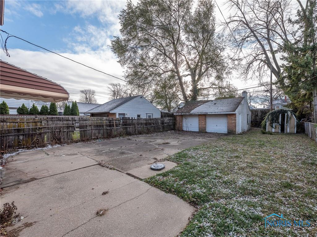 655 W Poinsetta Avenue