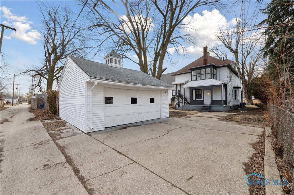 871 Oak Street