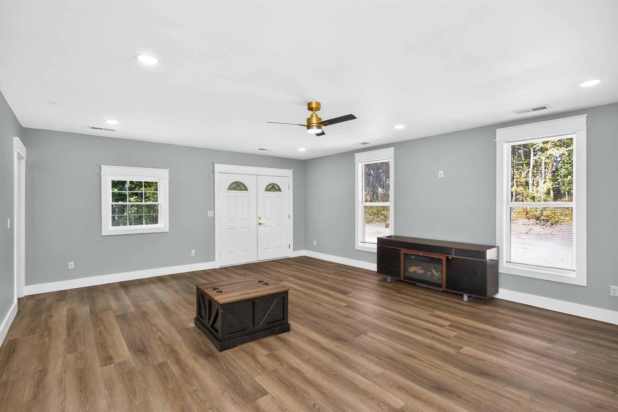 332 Meadow Ln