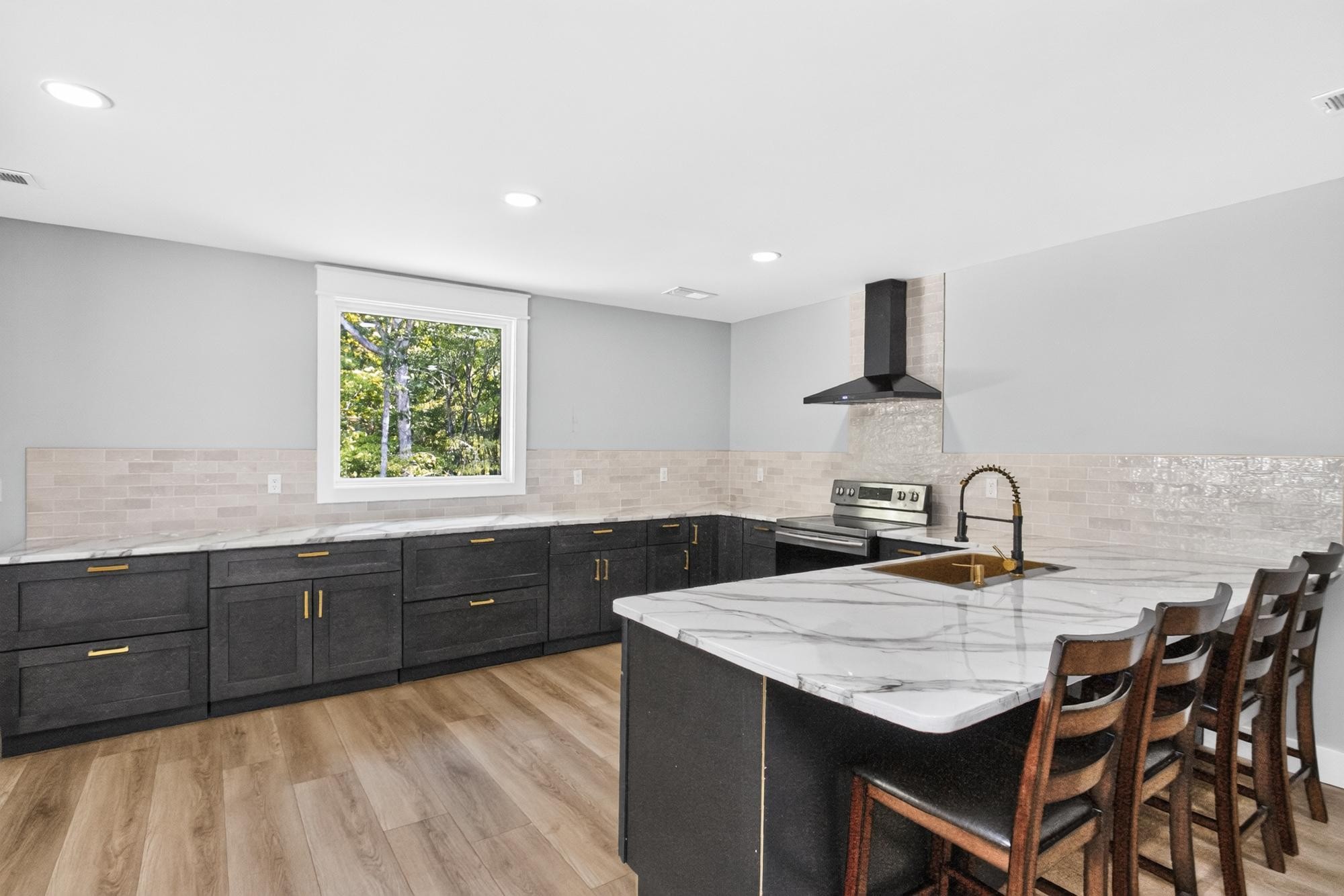 332 Meadow Ln