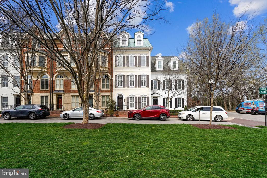 703 ROSE SQUARE
