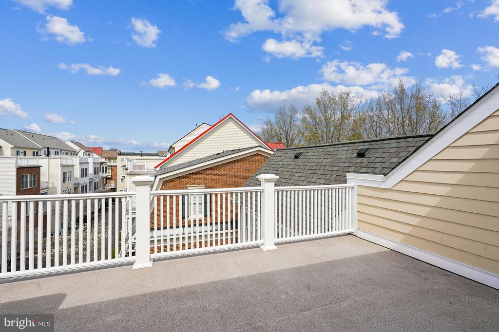 703 ROSE SQUARE