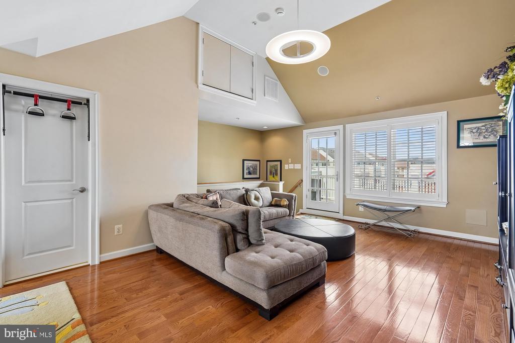 703 ROSE SQUARE