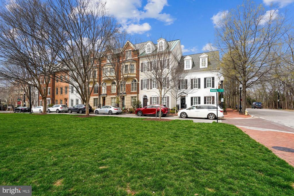 703 ROSE SQUARE