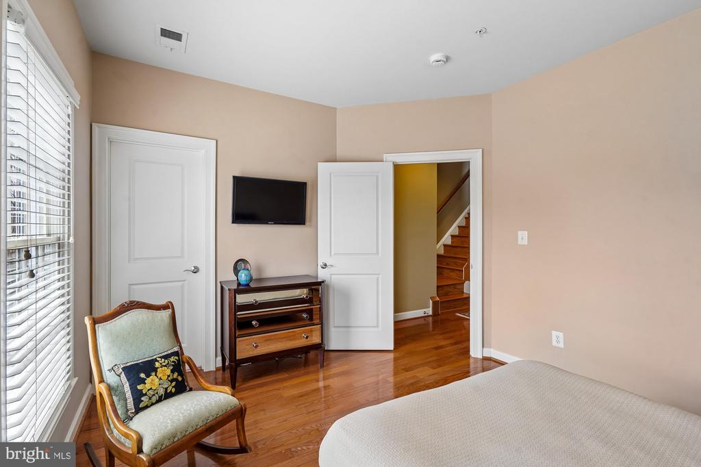 703 ROSE SQUARE