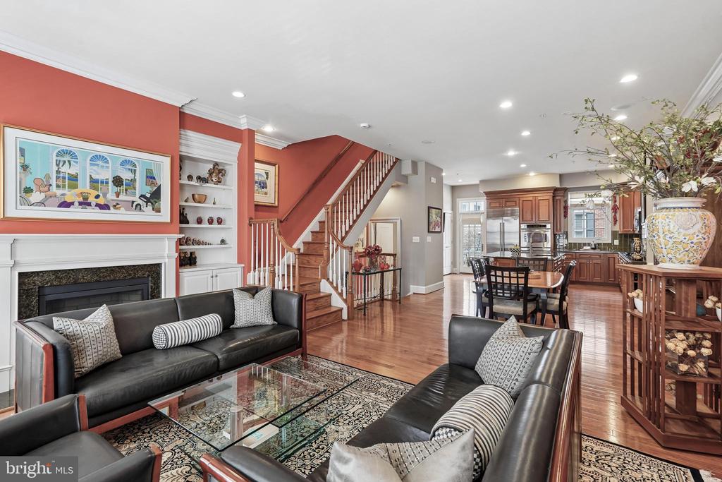 703 ROSE SQUARE