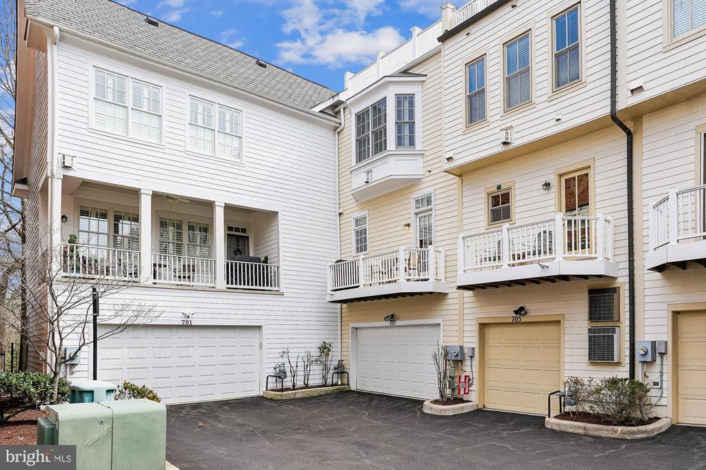 703 ROSE SQUARE
