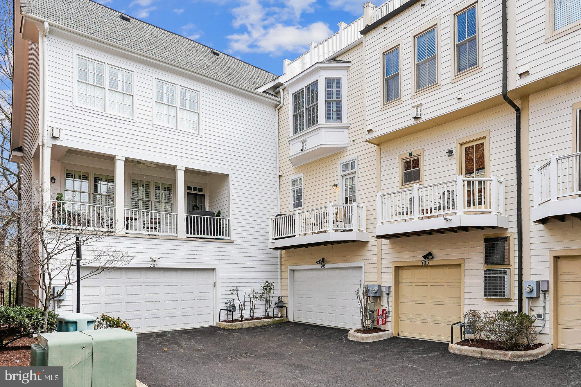 703 ROSE SQUARE