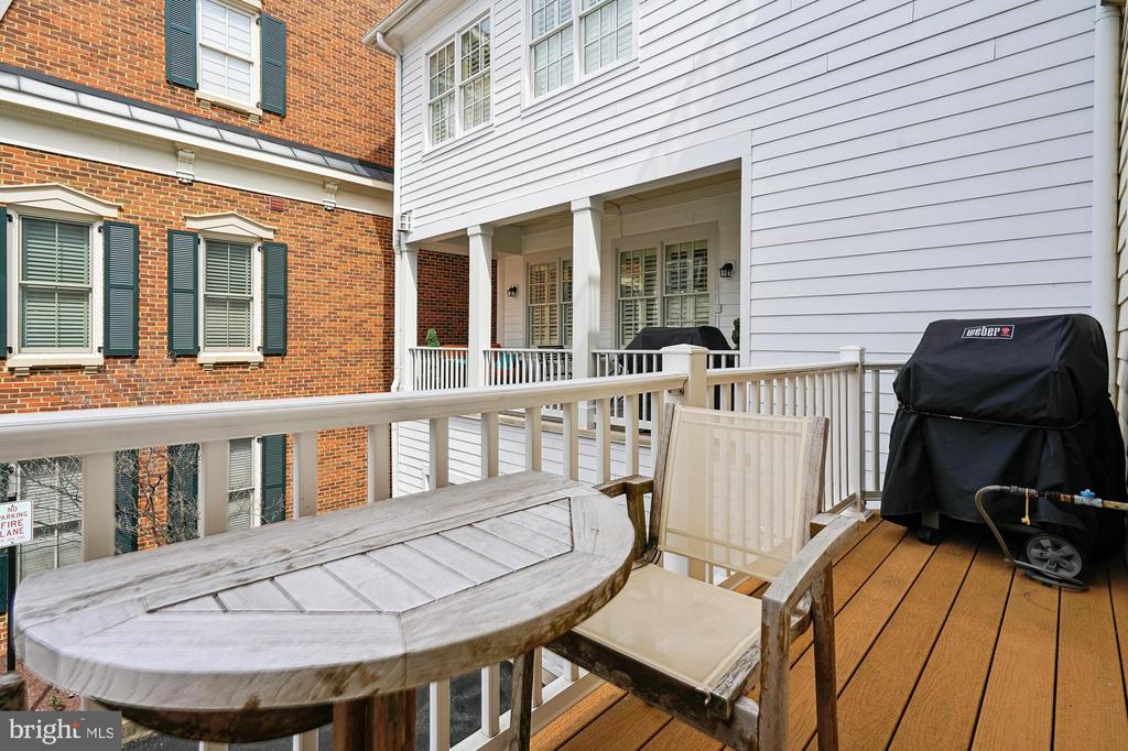 703 ROSE SQUARE