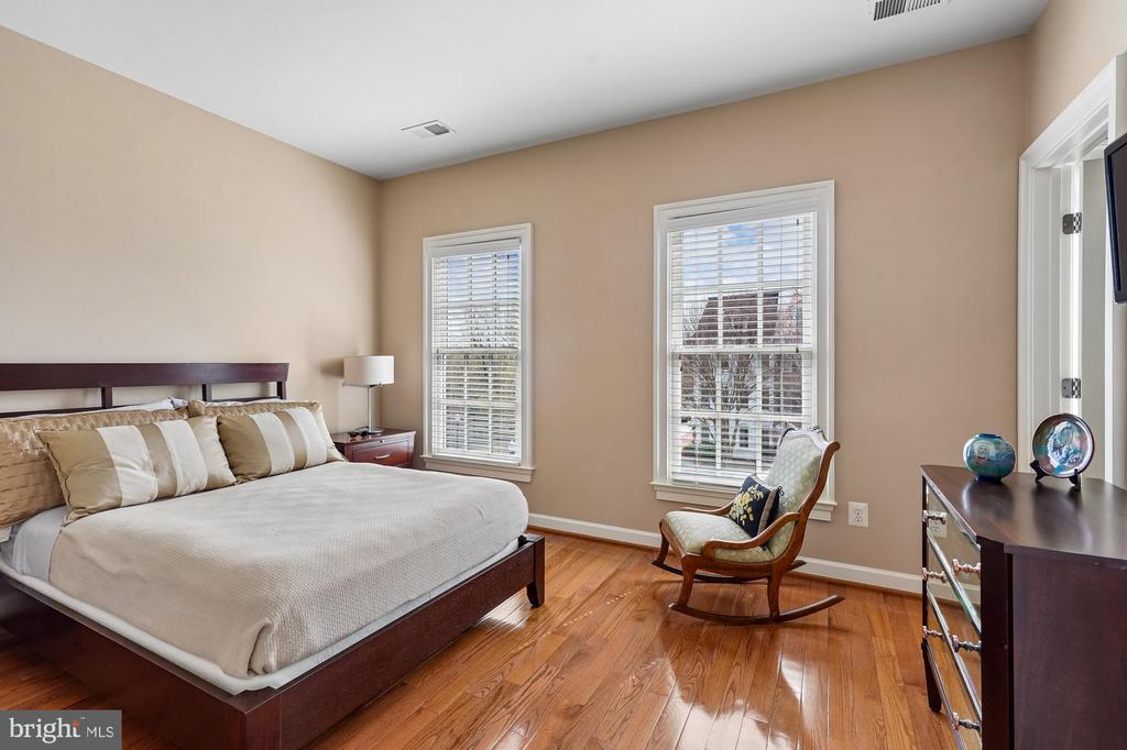 703 ROSE SQUARE